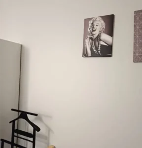 Riproduzione di una foto di Marilyn Monroe sulla parete della camera da letto di un residence - foto N. Fabrizio - 2026