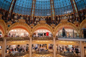 Interno delle Galerie Lafayette, Parigi, immagine evocativa per gli oggetti di Marilyn Monroe.