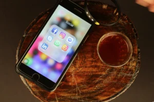 telefono appoggiato con schermata aperta sui social