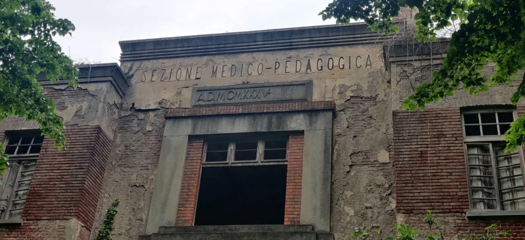 la facciata di Villa Azzurra luogo descritto nel libro Portami su quello che canta