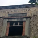 la facciata di Villa Azzurra luogo descritto nel libro Portami su quello che canta