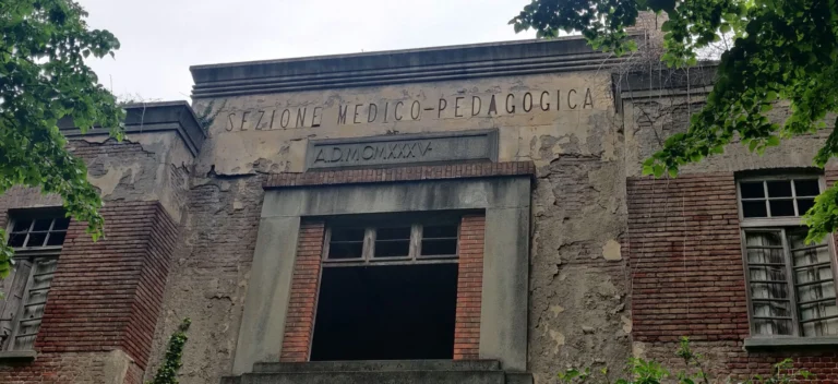 la facciata di Villa Azzurra luogo descritto nel libro Portami su quello che canta