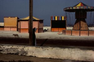 L’ESTATE a CAMERA. Harry Gruyaert, MOROCCO. Essaouira. Amusement stands near the beachfront. 1988