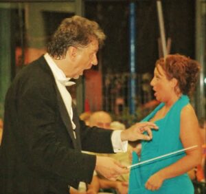 Il Maestro Claudio Morbo durante un concerto di musica operistica.