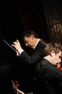 Il Maestro Claudio Morbo in un momento del concerto.