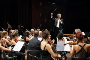 Il Maestro Claudio Morbo durante un concerto.