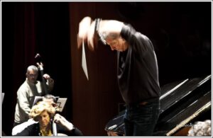 Il Maestro Claudio Morbo dirige un concerto.