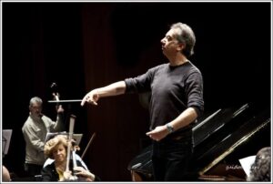 Il Maestro Claudio Morbo durante le prove di un concerto.