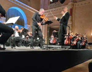 Il Maestro Claudio Morbo durante la direzione di un concerto.