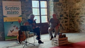Un momento di musica durante il Deborah Severini, curatrice e ideatrice del Festival letterario di libri e musica Scritto Misto