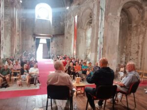 Festival di letteratura e musica Scritto Misto, immagine da un incontro nella chiesa sconsacrata del Forte di Fenestrelle
