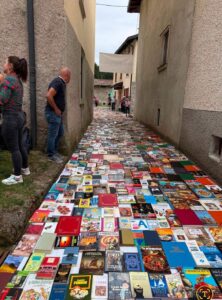 una strada di libri