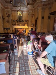 catalogazione dei libri nella chiesetta del borgo