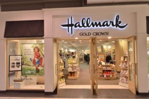 Vetrine di un negozio Hallmark, immagine evocativa per lettere e cartoline.