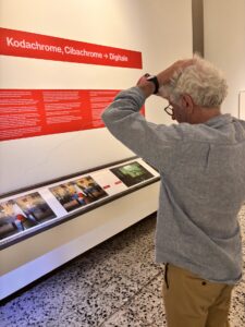 Harry Gruyaert controlla la croma delle stampe alla mostra L’ESTATE a CAMERA