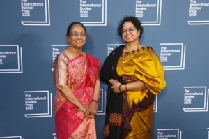 Banu Mushtaq e Deepa Bhasthi alla premiazione di Heart Lamp (Interno indiano)