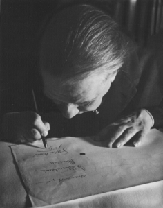 Jorge Luis Borges nel 1963, alle prese con i problemi di vista.