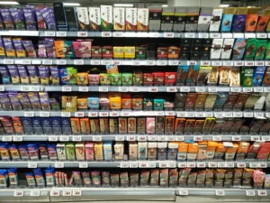 interno di un supermercato, scaffali con dolciumi