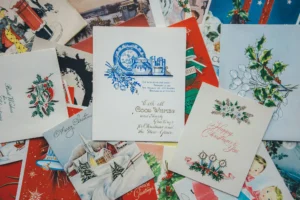 Biglietti d'auguri natalizi con riferimento a lettere e cartoline.