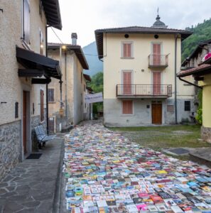 una strada di libri nel borgo di Tagliata