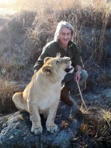 Gianni Bauce in compagnia di una leonessa.