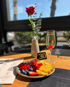 un piatto di frutta su una tavola aaprecchiata in un ristorante simbolo Marinetti cucina futurista