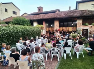 Liberi persone sedute all'aperto