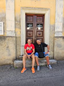 Giovanni Cortinovis sulla sinistra cn maglia rossa accanto a un volontario