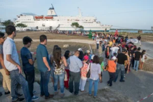visitatori in fila per la nave
