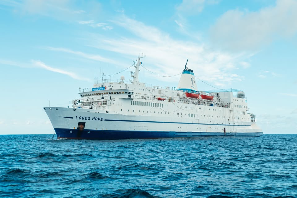 logos hope in mare aperto