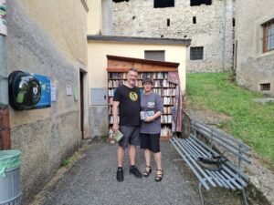 la biblioteca diffusa con due persone davanti