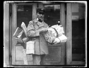 Immagine di un portalettere del 1923, evocativa per lettere e cartoline.
