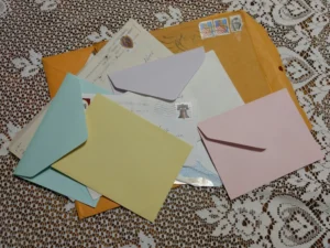 Buste e lettere su un ripiano.