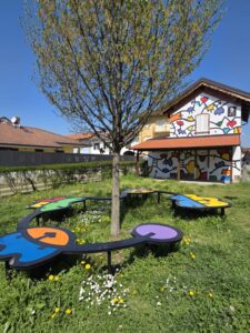panchine d'artista opera di Coco Cano , foto da sito web Panchine d'artista