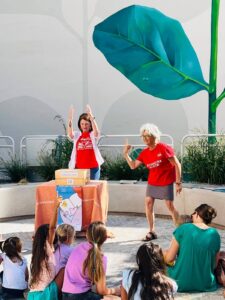 LaAV, un momento di Letture ad Alta Voce per i più piccoli in una piazzetta di Pinerolo