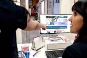 due persone che guardano un sito sul pc