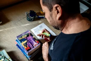 una persona che controlla libri per la spedizione 