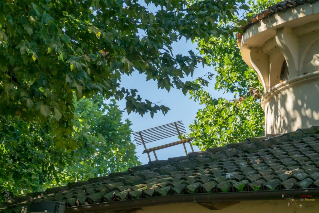 Mainolfi Panchine d'artista una panchina su un tetto