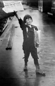 Newsboy- Strillone, foto in bianco e nero
