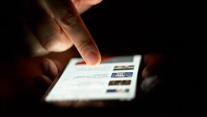 Scrolling su uno smartphone
