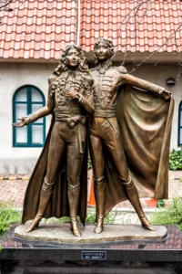 Monumento raffigurante Oscar e André all'esterno del Grand Theater Takarazuka foto di Alessandro Grusso su licenza CC