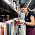 una persona all'interno del magazzino della biblioteca di Babele