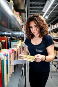 una persona tra gli scaffali della libreria 