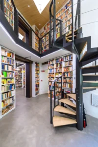 interno con scala a chiocciola biblioteca
