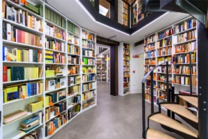 interni con libri e scaffali