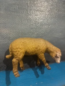 pecora in rilievo su tela
