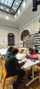 Particolare del soffitto liberty della Biblioteca di Pinerolo.
