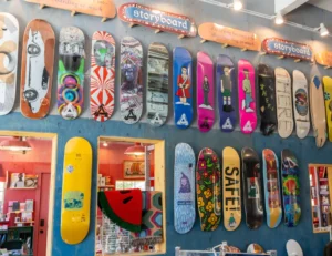 skateboard nella libreria