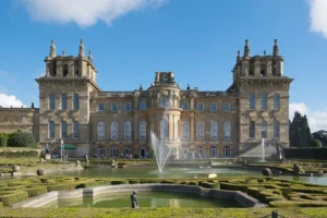 Blenheim Palace, used as a filming location for the series e sfondo romanzi regency di Georgette Hayer