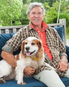 Gaines with his dog, Sumo, in August 2014 licenza CC